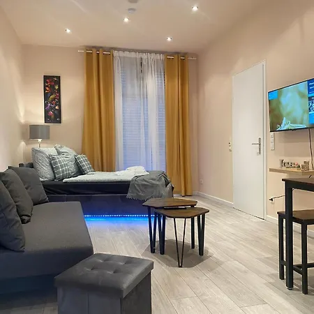 Sleeps 3 With Parking And Garden Apartment *