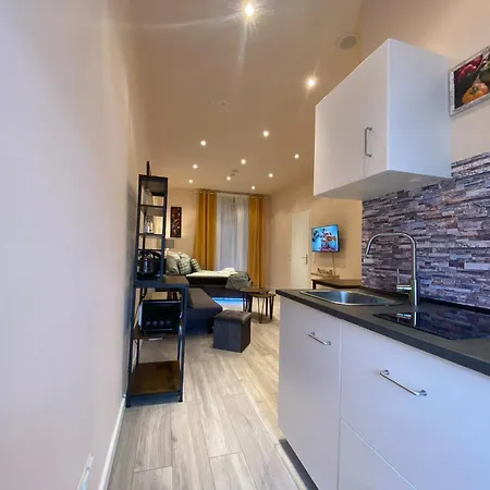 Sleeps 3 With Parking And Garden Apartment *